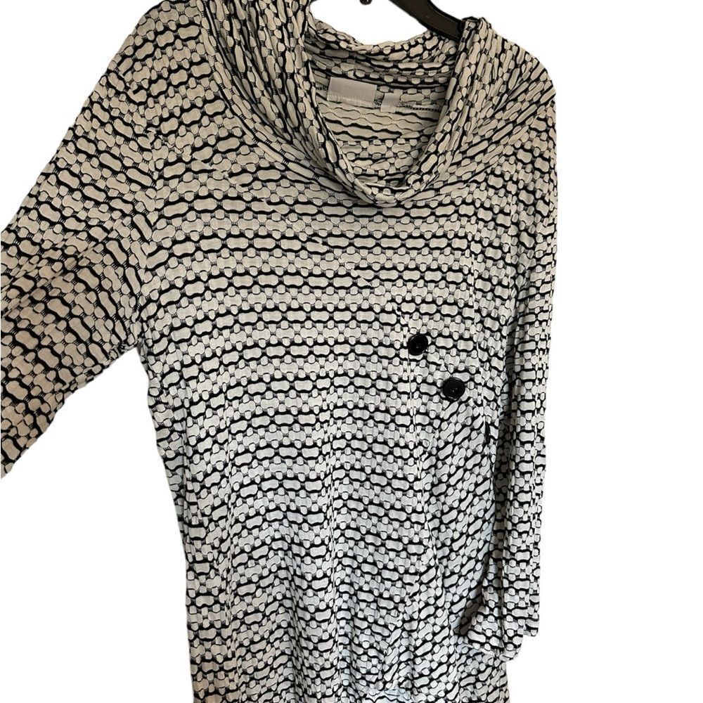 A Personal Touch black and white tunic‎ with 3/4 in. sleeves.